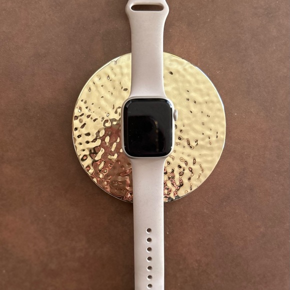 Apple iwatch series 8 9.1 OS price also includes fast charging stand